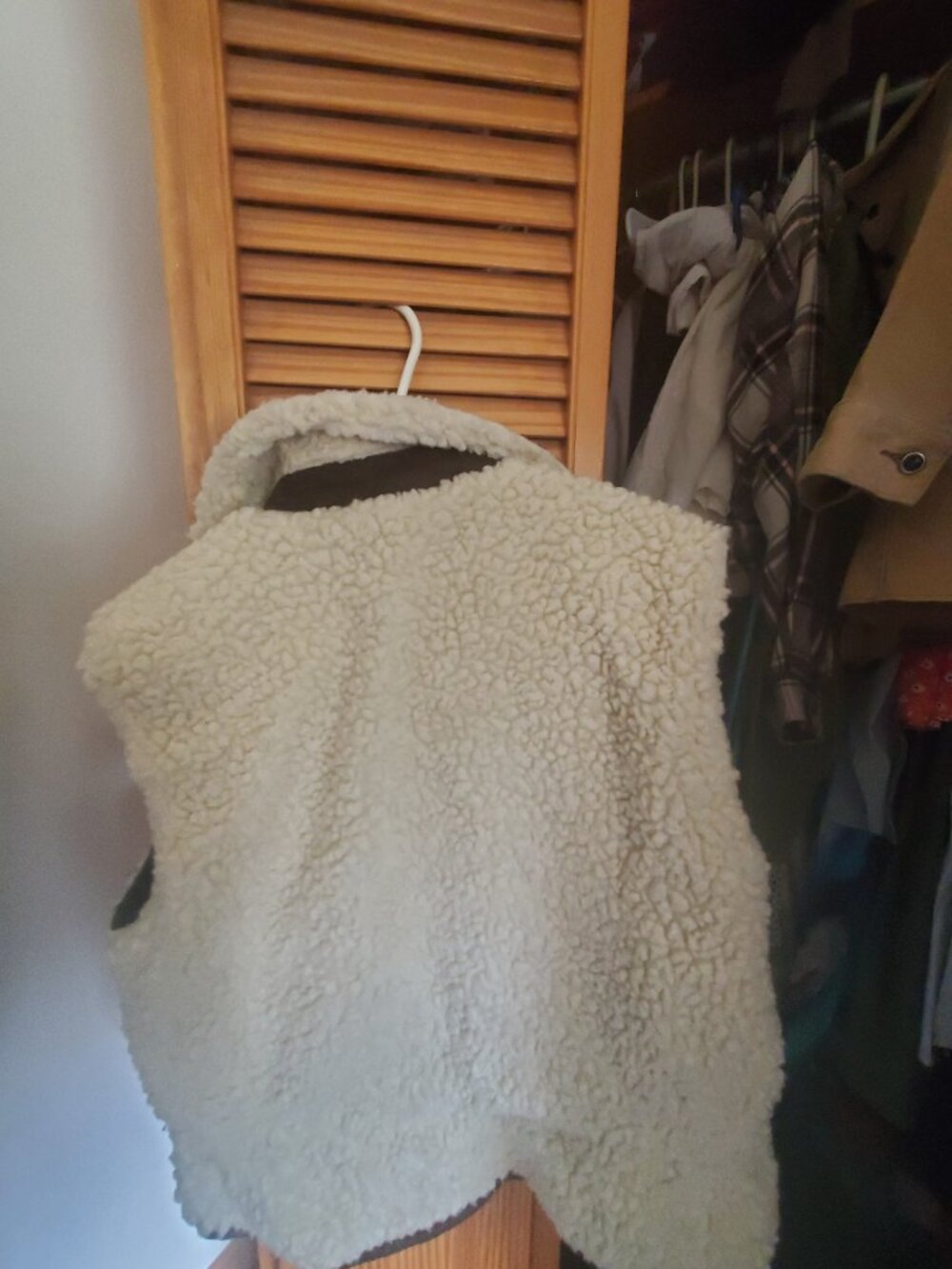 Reversible shearling vest - Picture 4 of 4